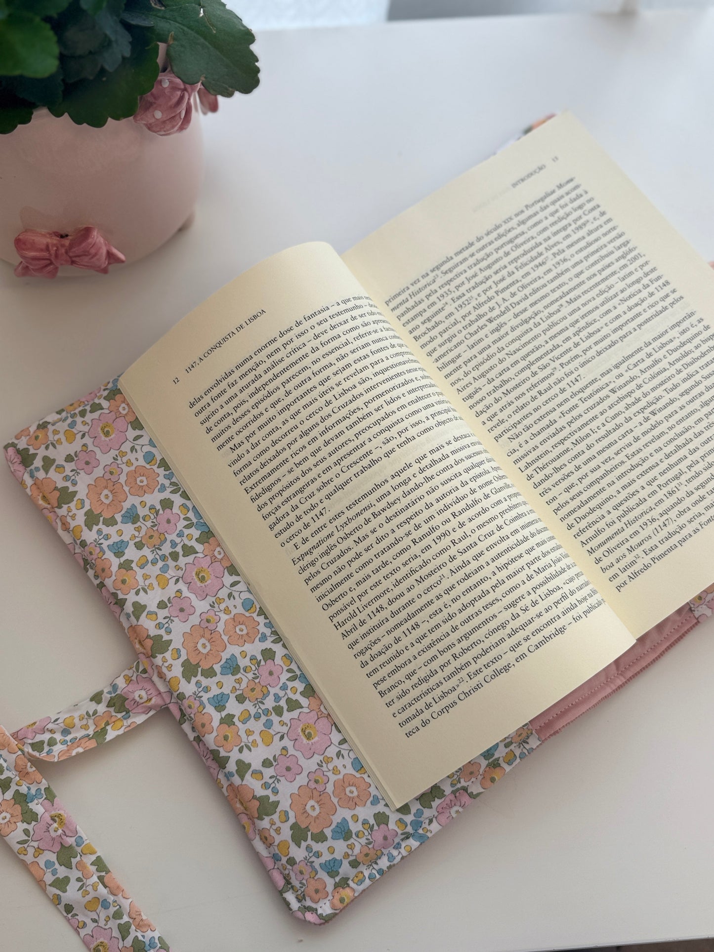 Capa de livro com abas, cápsula rosa