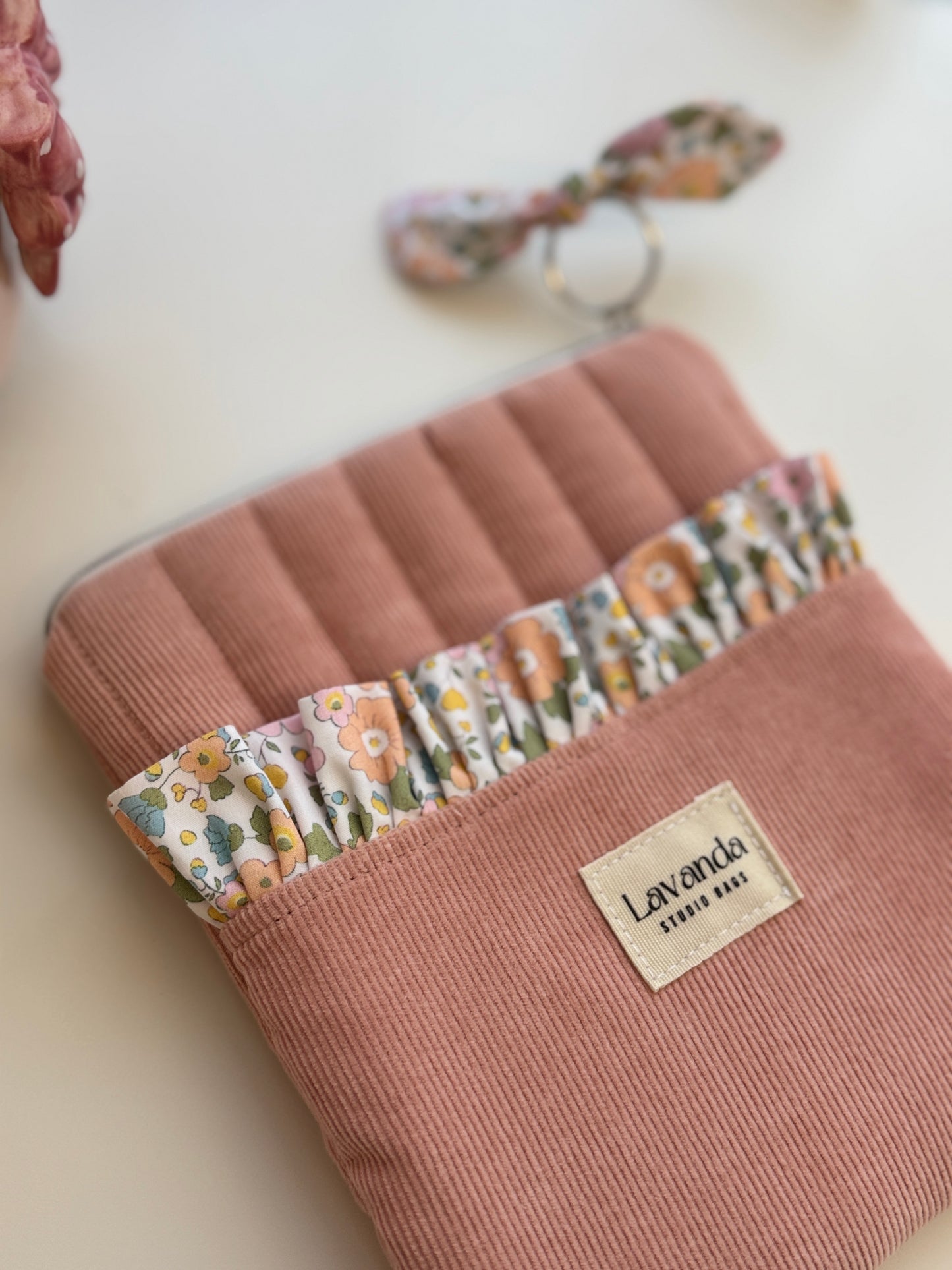Capa para Kindle com estampado floral em tons pastel rosa.