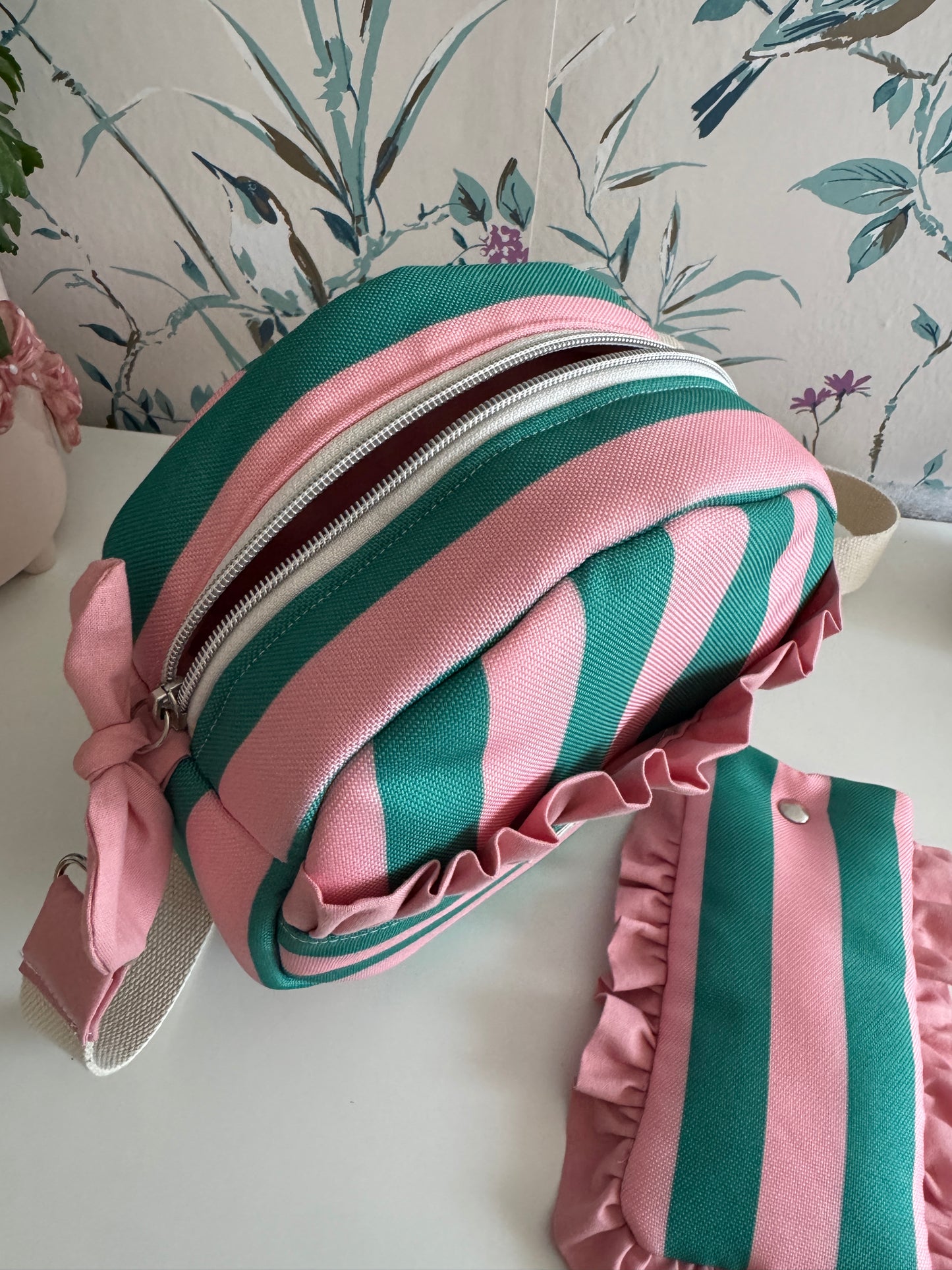 Round shoulder bag jazmín summer collection pink and green.