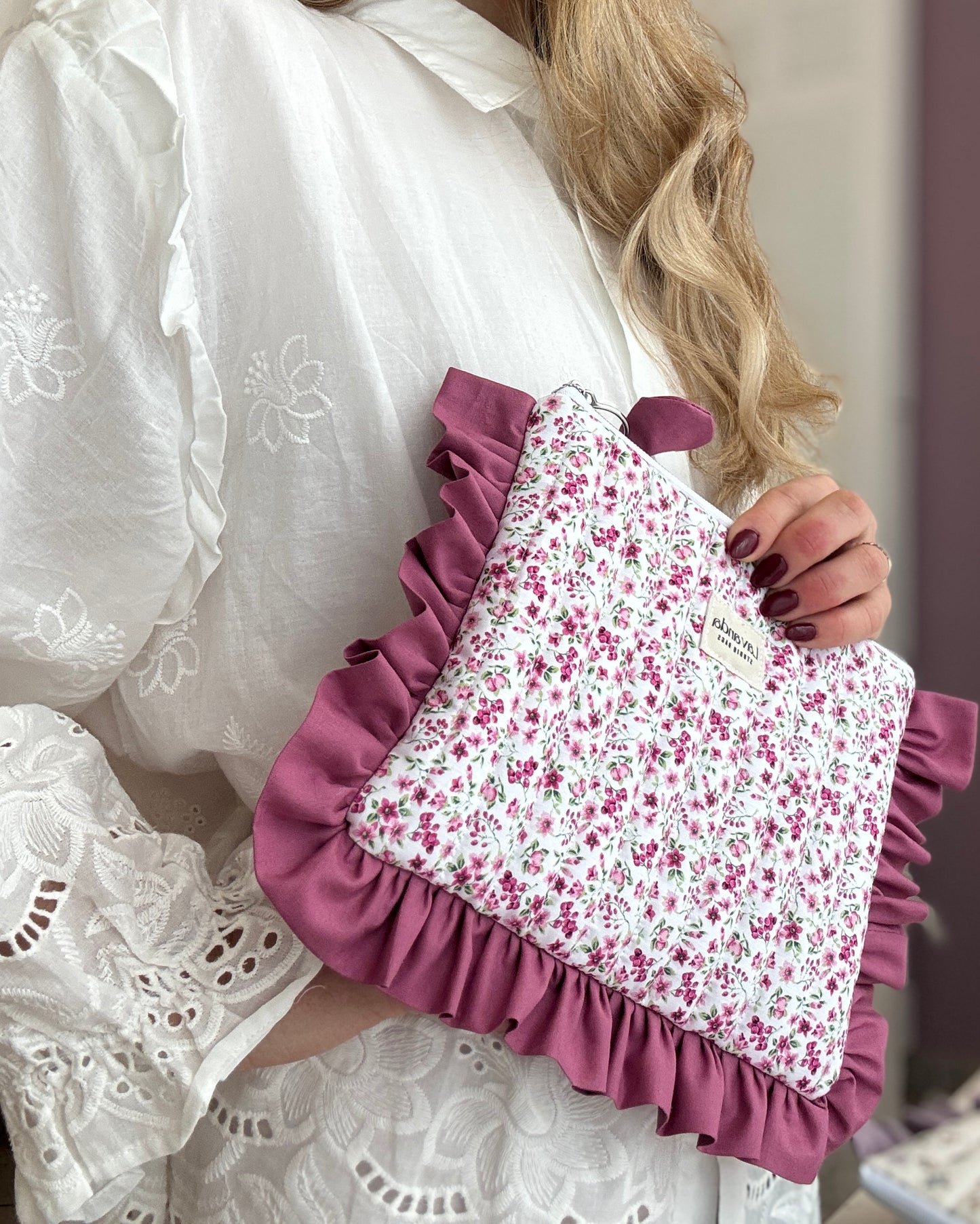 Nécessaire com flores rosa-magnólia e folhos fúcsia.
