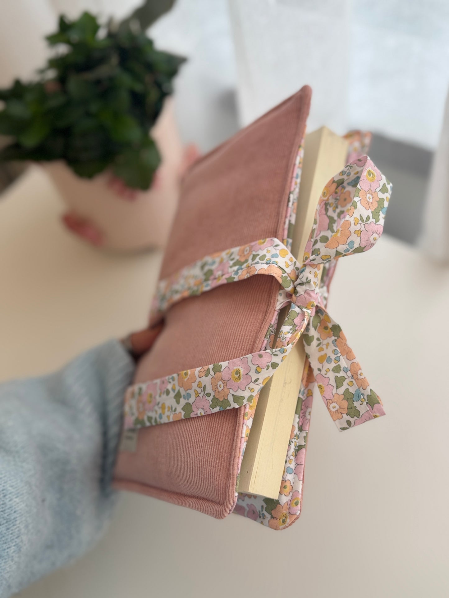 Capa de livro com abas, cápsula rosa