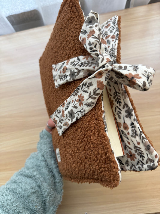 Book cover with flaps teddy brawn and flowers