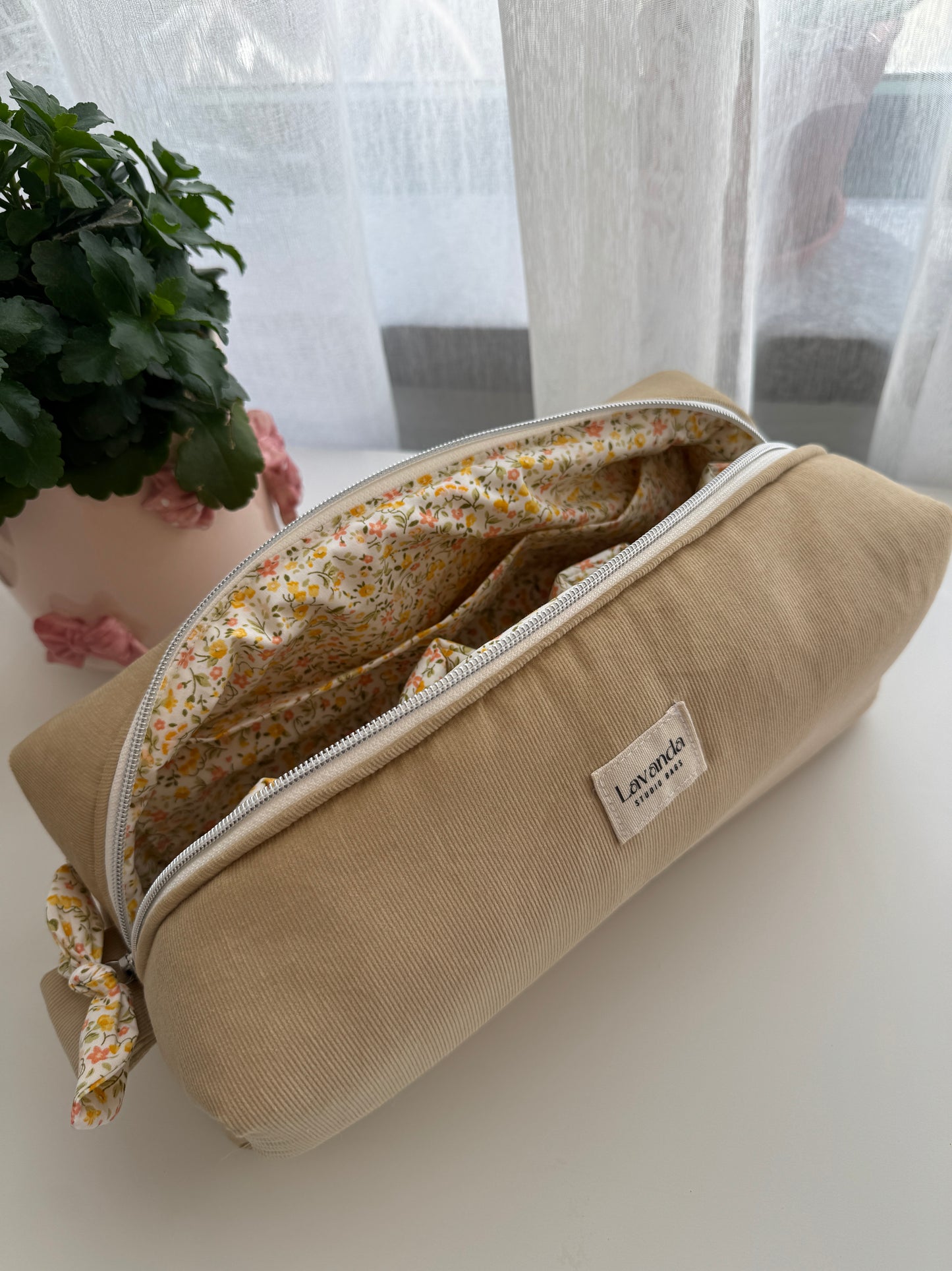 Mala Dyson Airwrap em micro-veludo cotelê amarelo e flores no interior