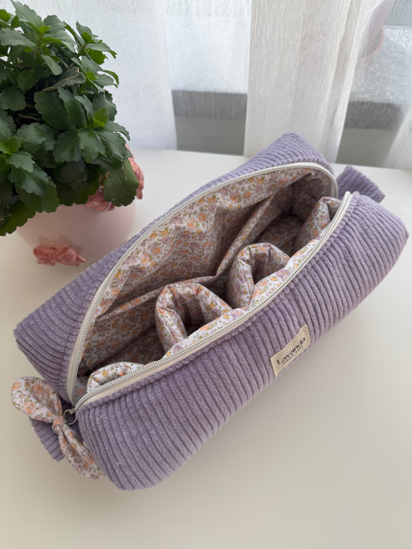 Mala Dyson airwrap lilás pana e flores no interior