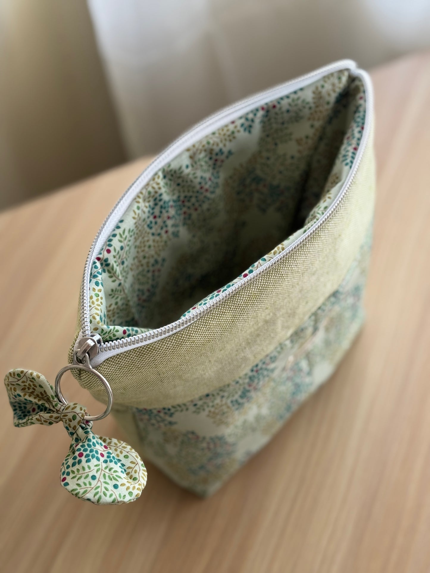 b.Cosmetic bag cosmos berrytangle