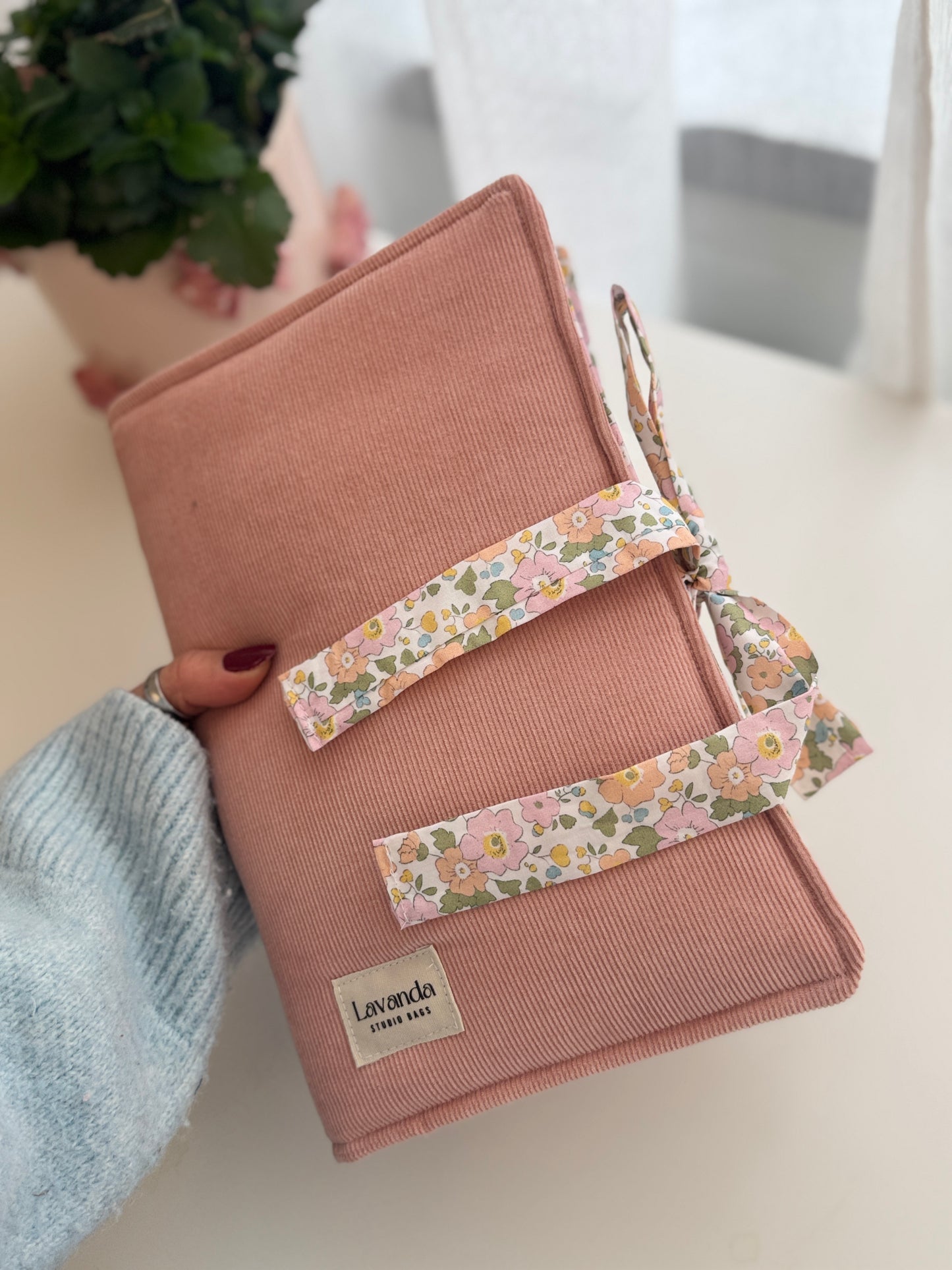 Capa de livro com abas, cápsula rosa