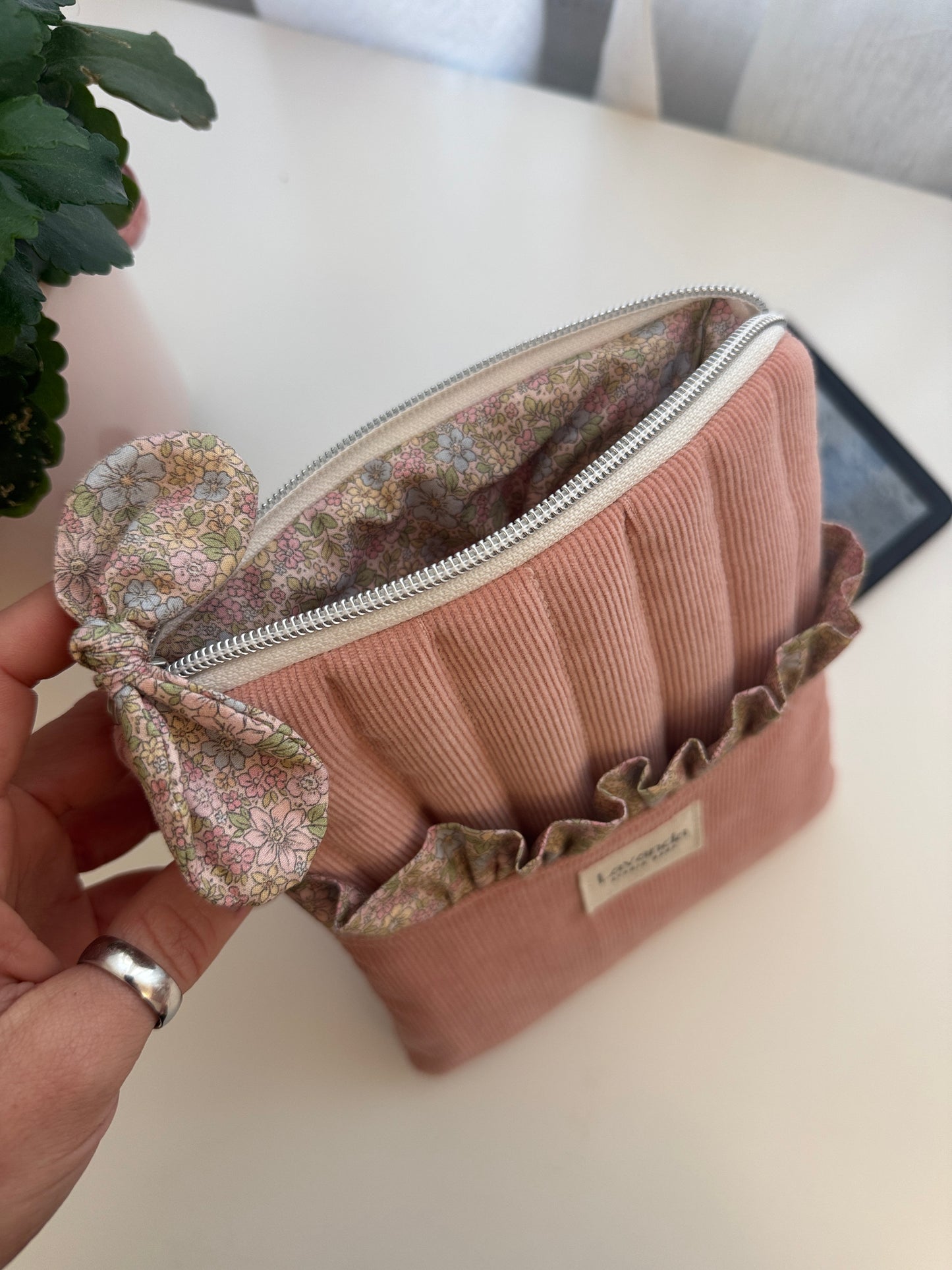 Capa para Kindle com estampado floral em tons pastel rosa.