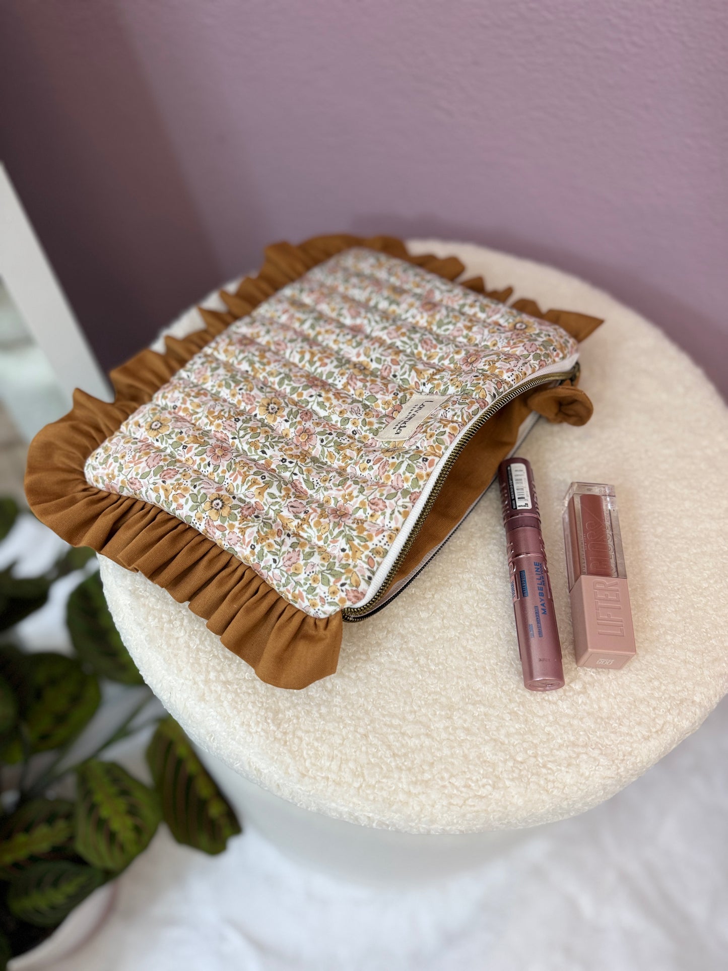 Nécessaire de maquilhagem com estampado de flores verde-magnólia, ocre e folhos 🌸. Apenas uma unidade disponível.