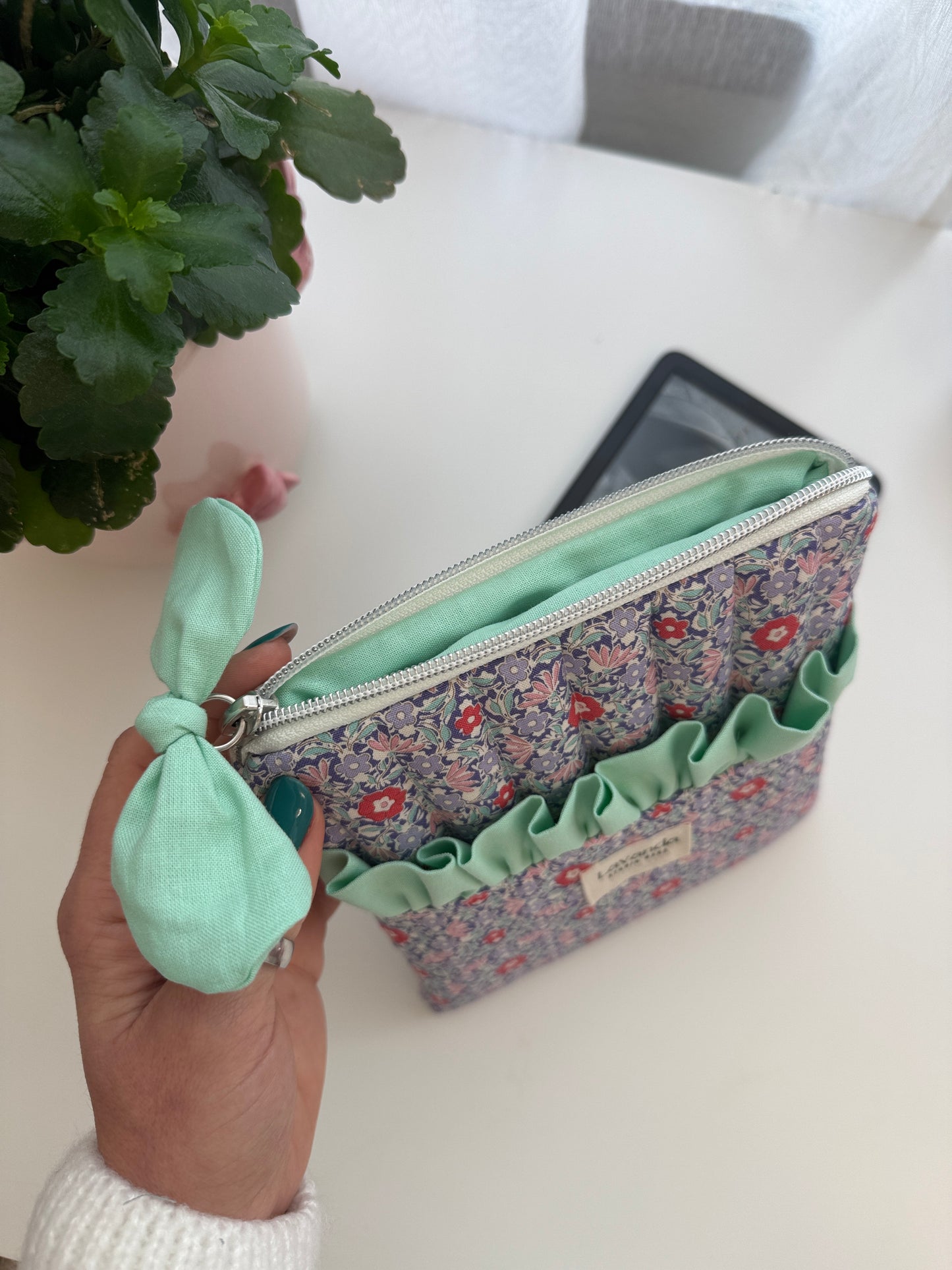 Capa Kindle floral e verde-pastel