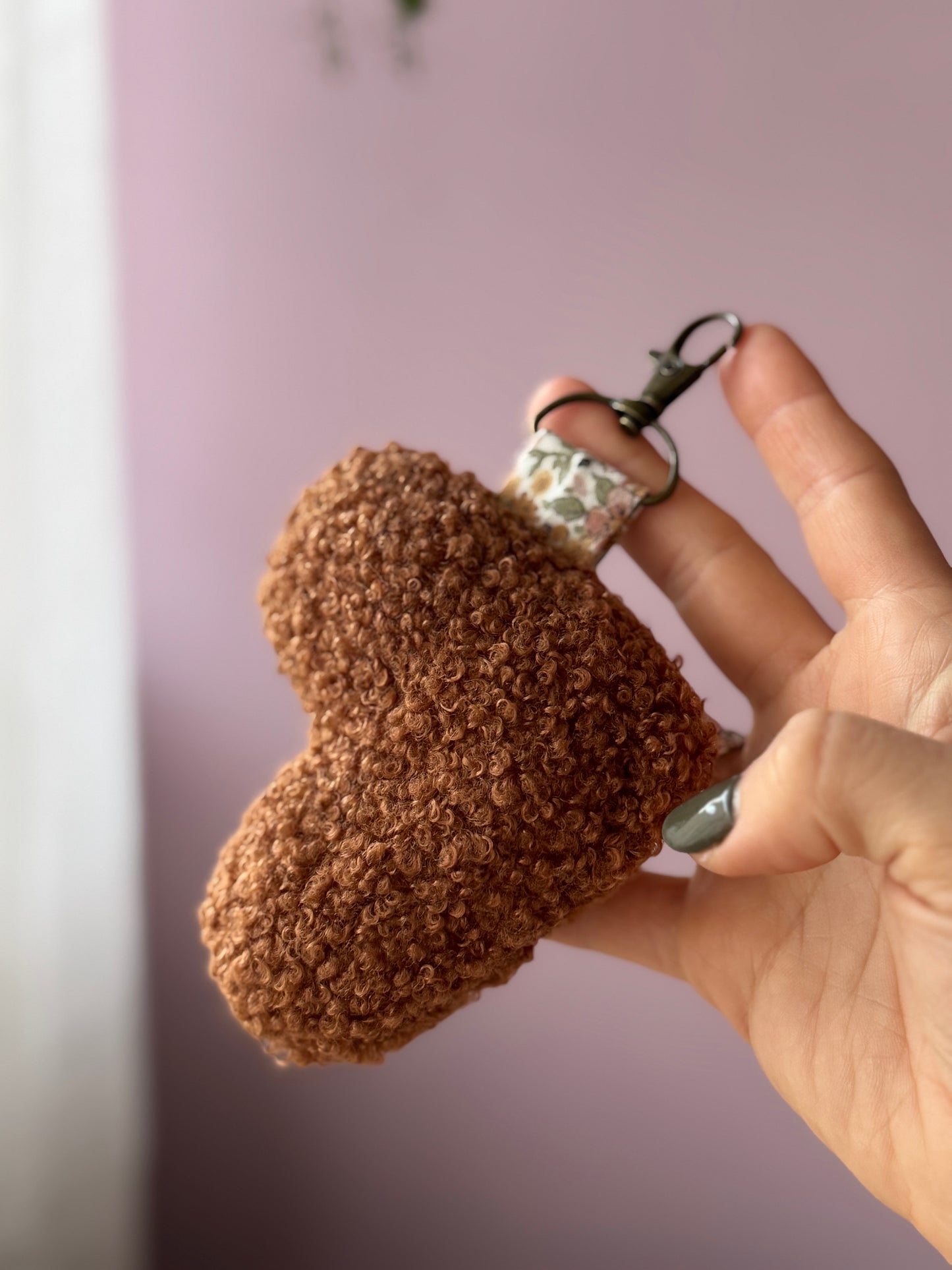 Llavero de tela con forma de corazón de peluche musculoso