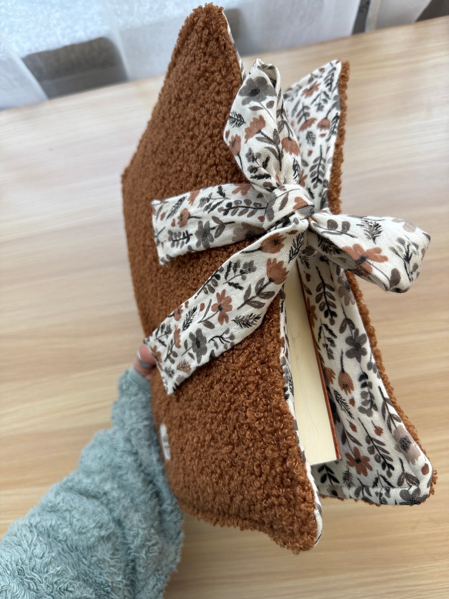 Book cover with flaps teddy brawn and flowers