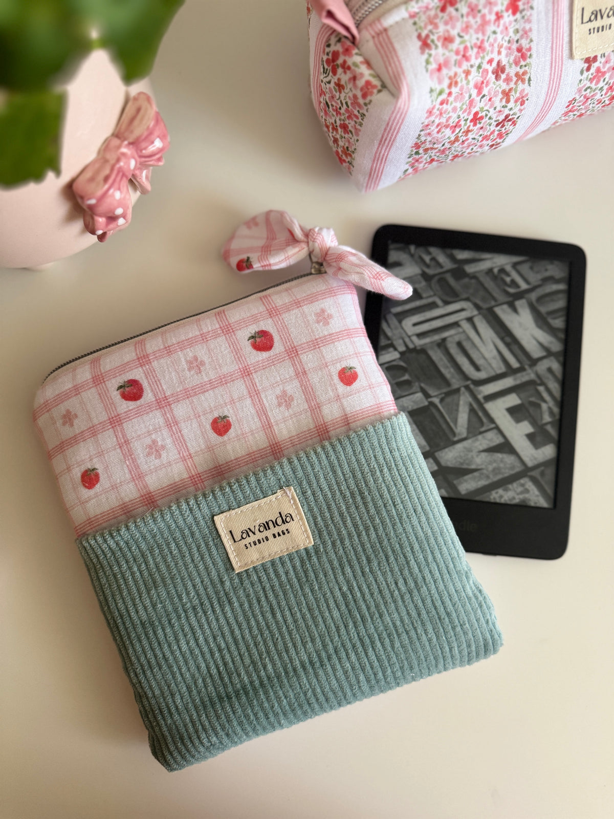 Kindle/ kobo sleeve little capsule🍓