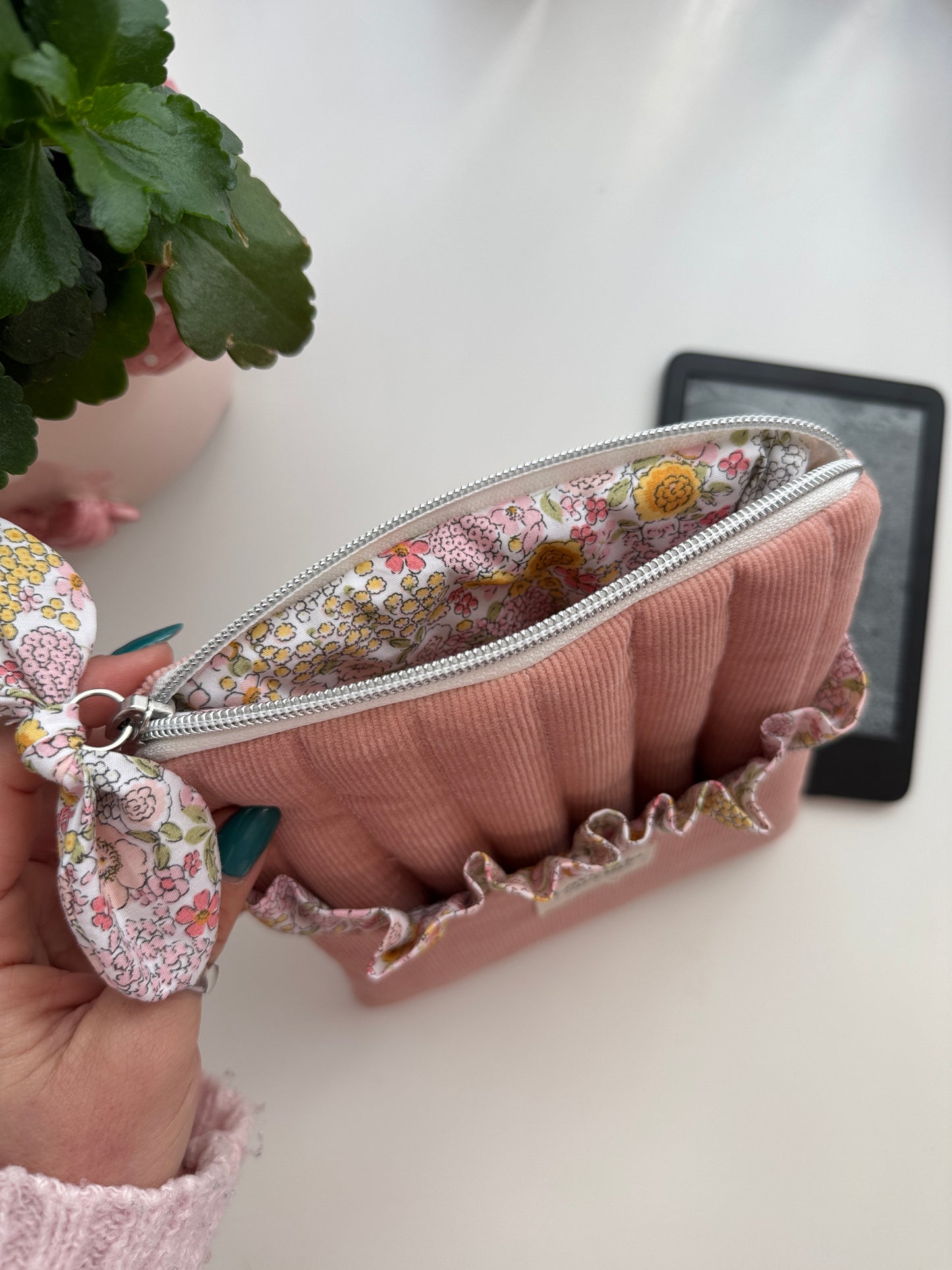 Capa para Kindle com estampado floral em tons pastel rosa.