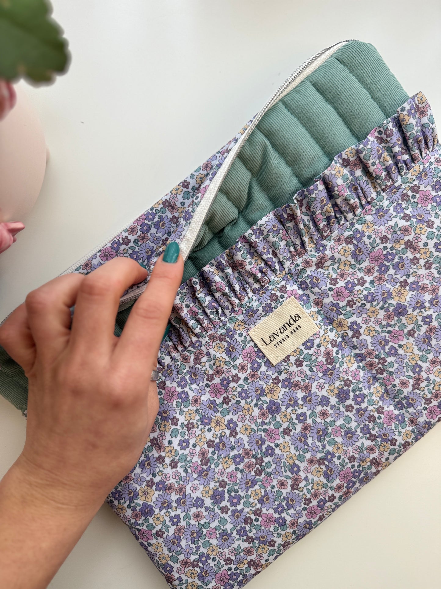 capa para portátil/iPad/MacBook/tablet com flores verdes e lilases
