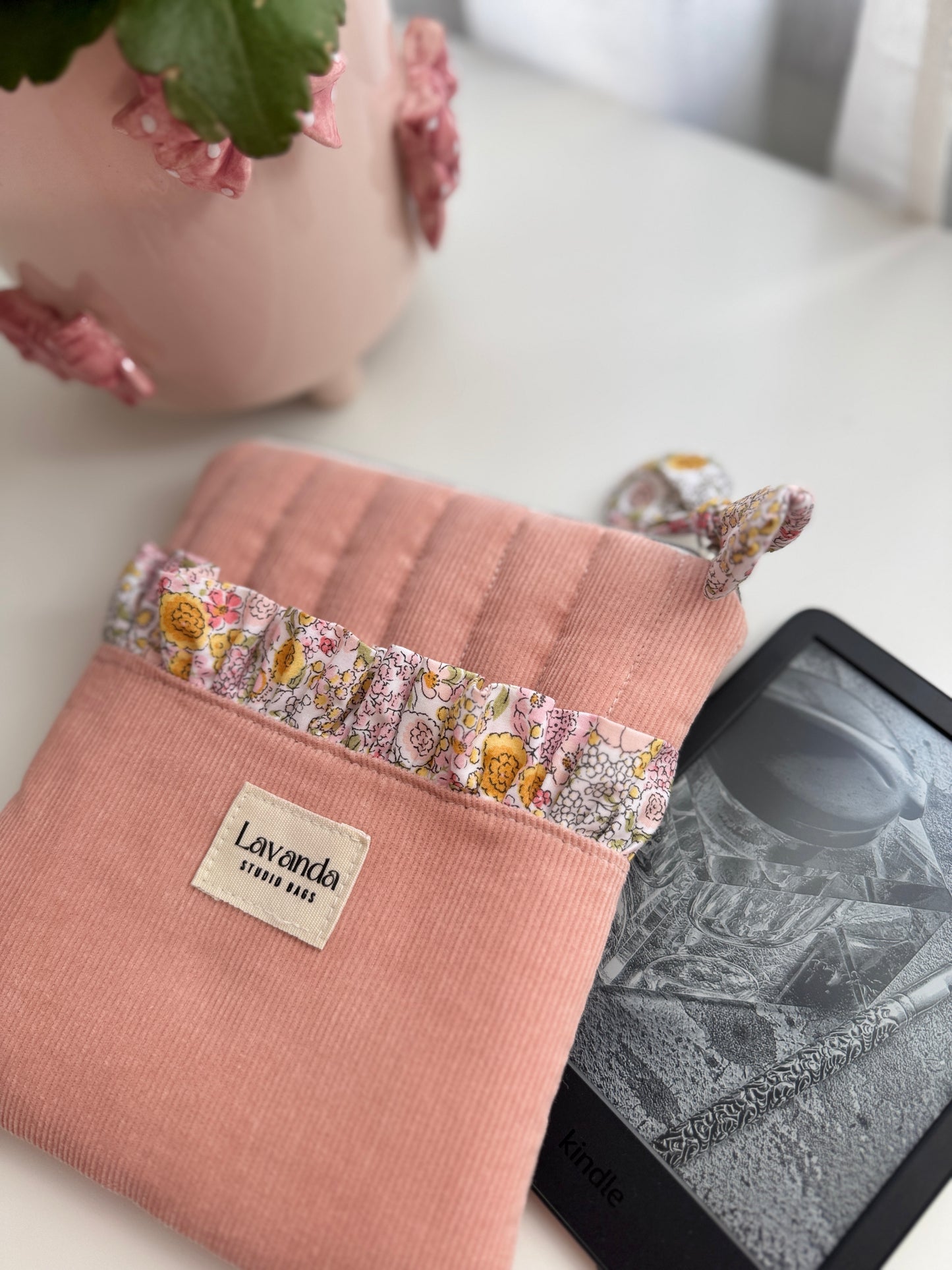 Capa para Kindle com estampado floral em tons pastel rosa.