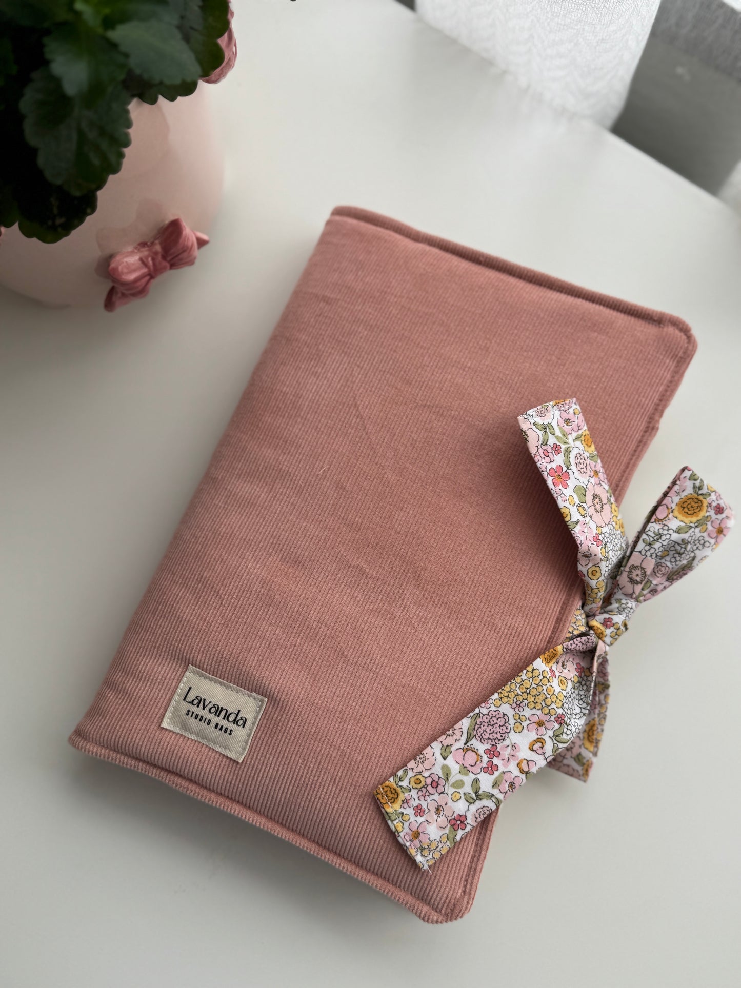 Capa de livro com abas, cápsula rosa