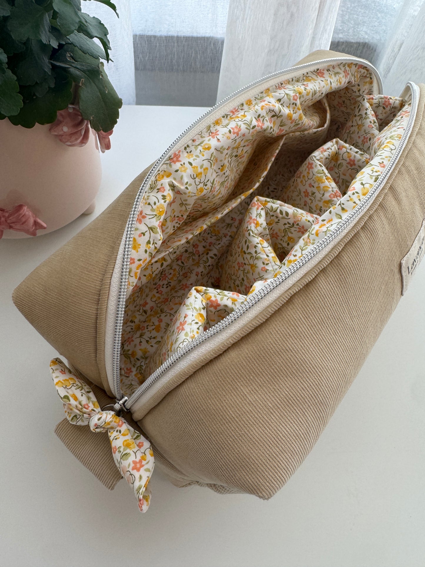Mala Dyson Airwrap em micro-veludo cotelê amarelo e flores no interior