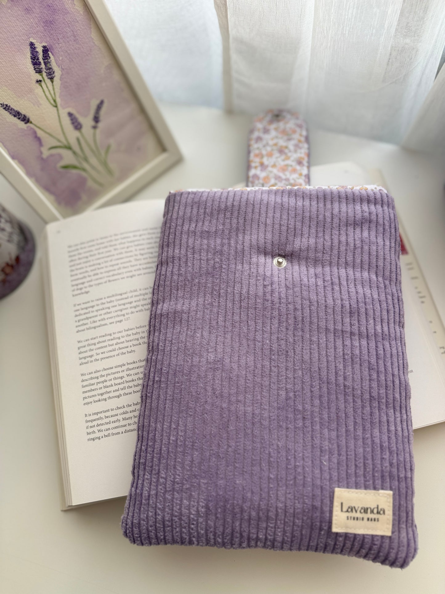 Book sleeve with button closure lilac pana.