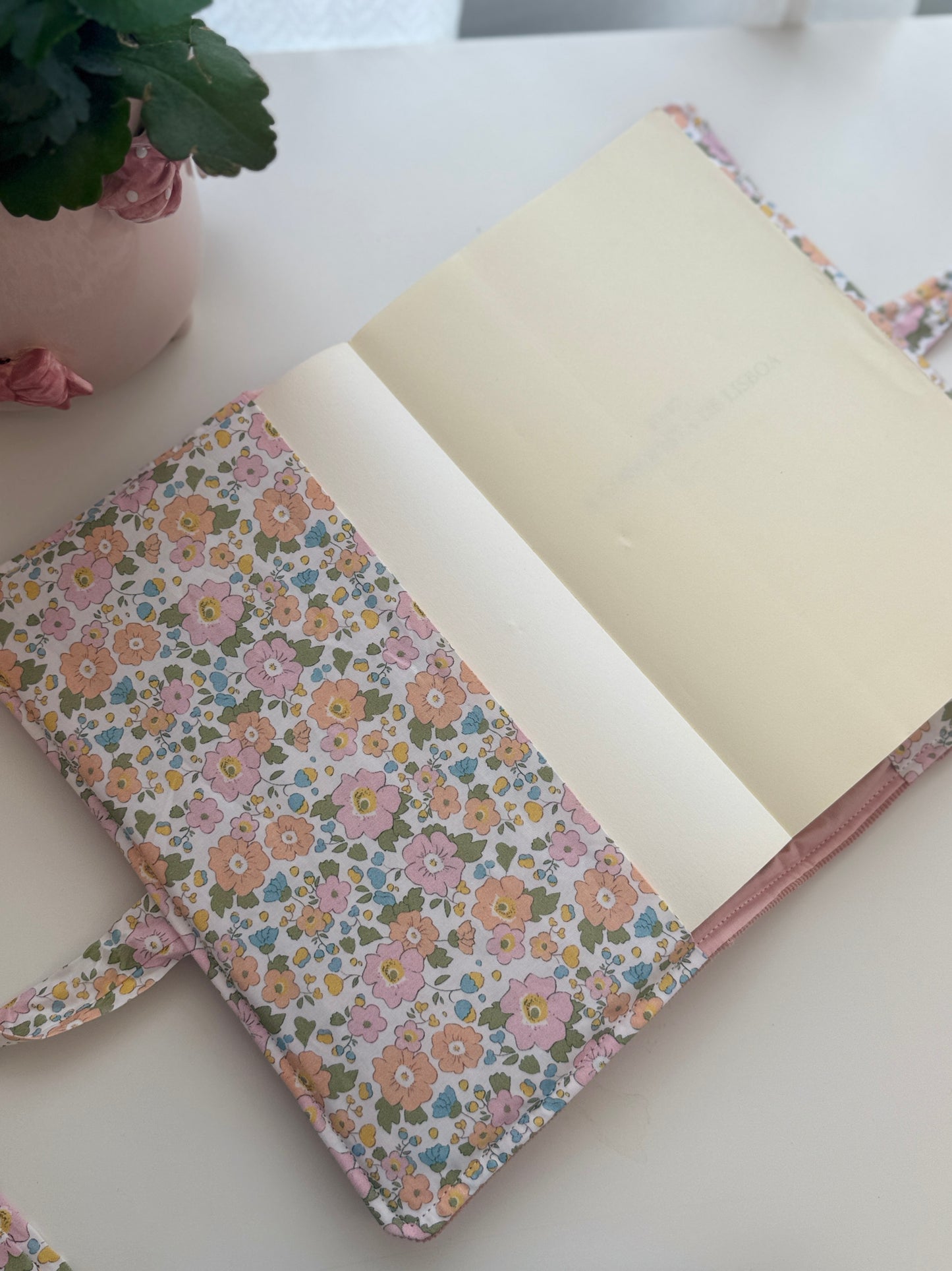 Capa de livro com abas, cápsula rosa