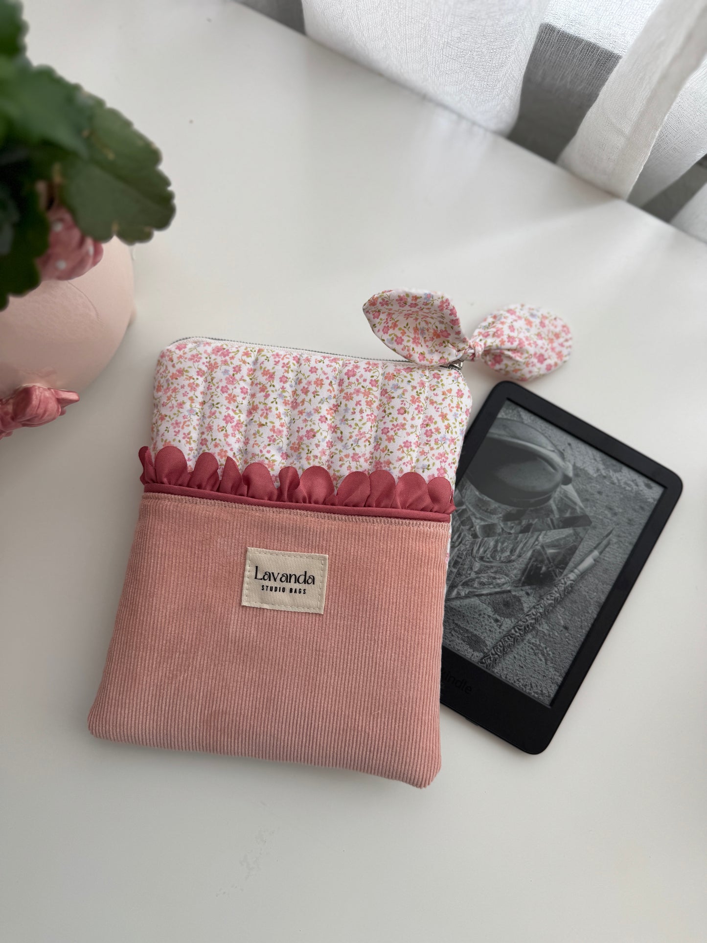 Capa Kindle flores pastel pequenas e micropana.