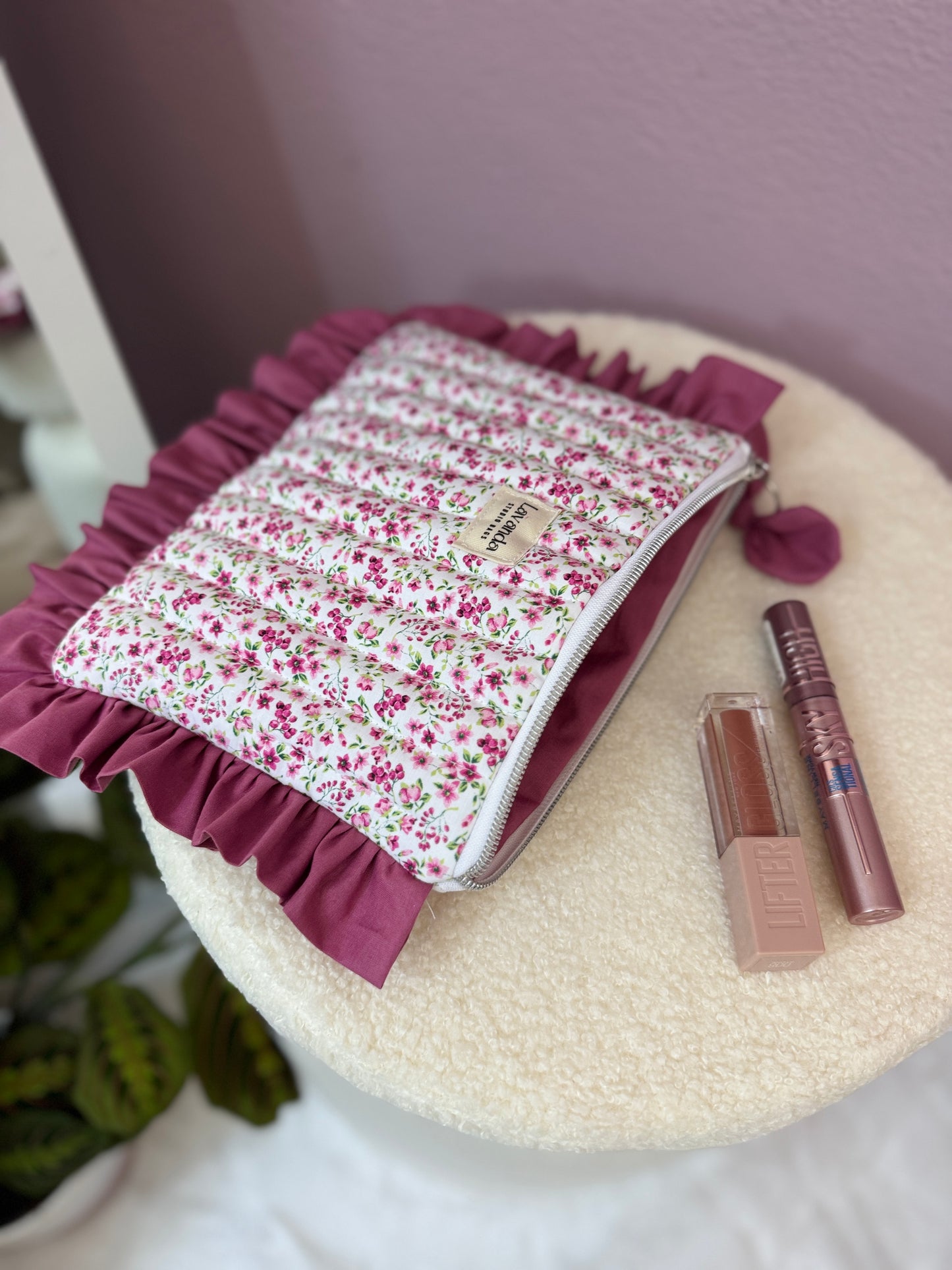 Nécessaire com flores rosa-magnólia e folhos fúcsia.