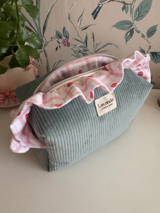 Cosmetic bag fresia medium green pana little capsule.🍓