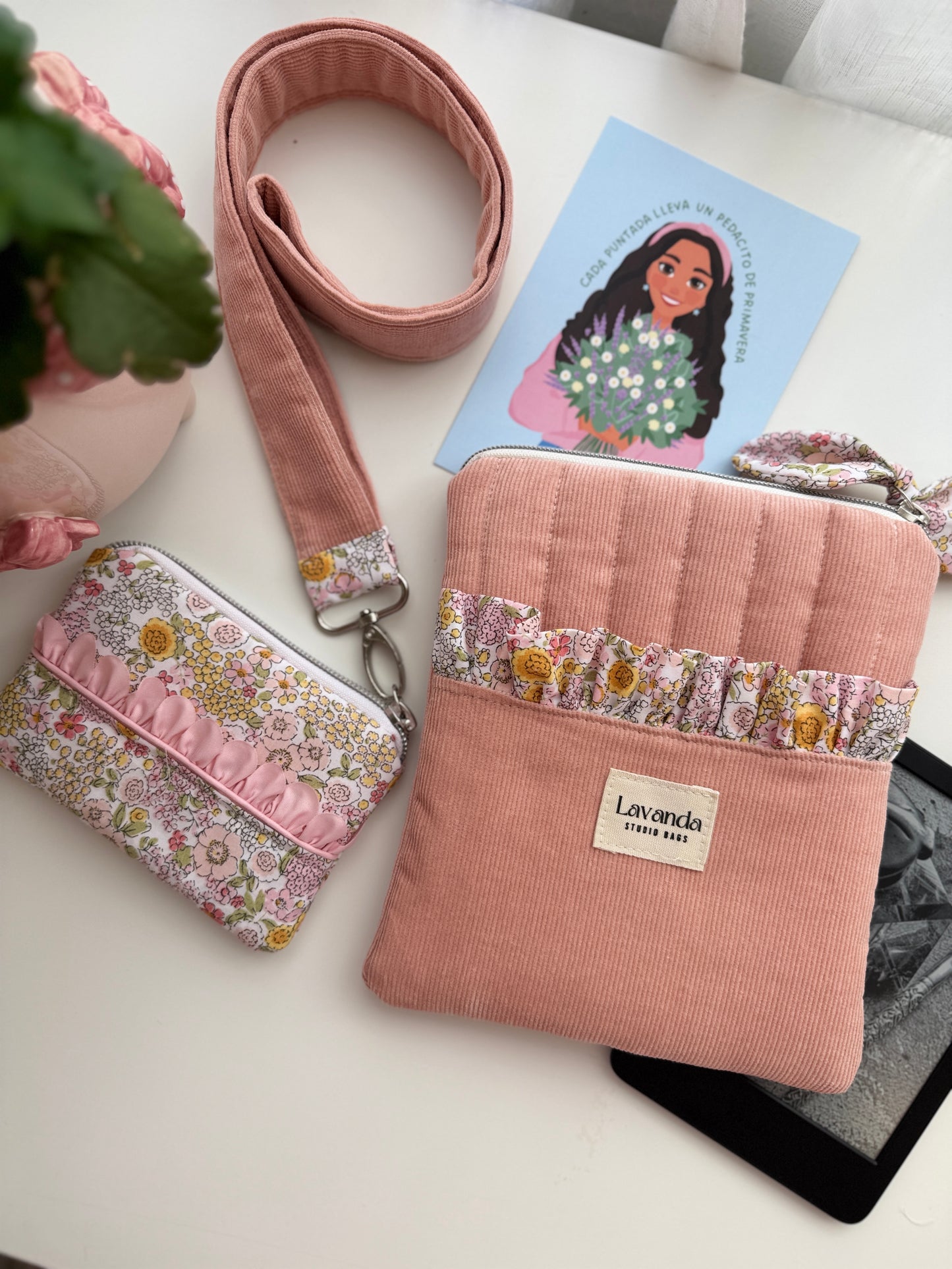 Capa para Kindle com estampado floral em tons pastel rosa.