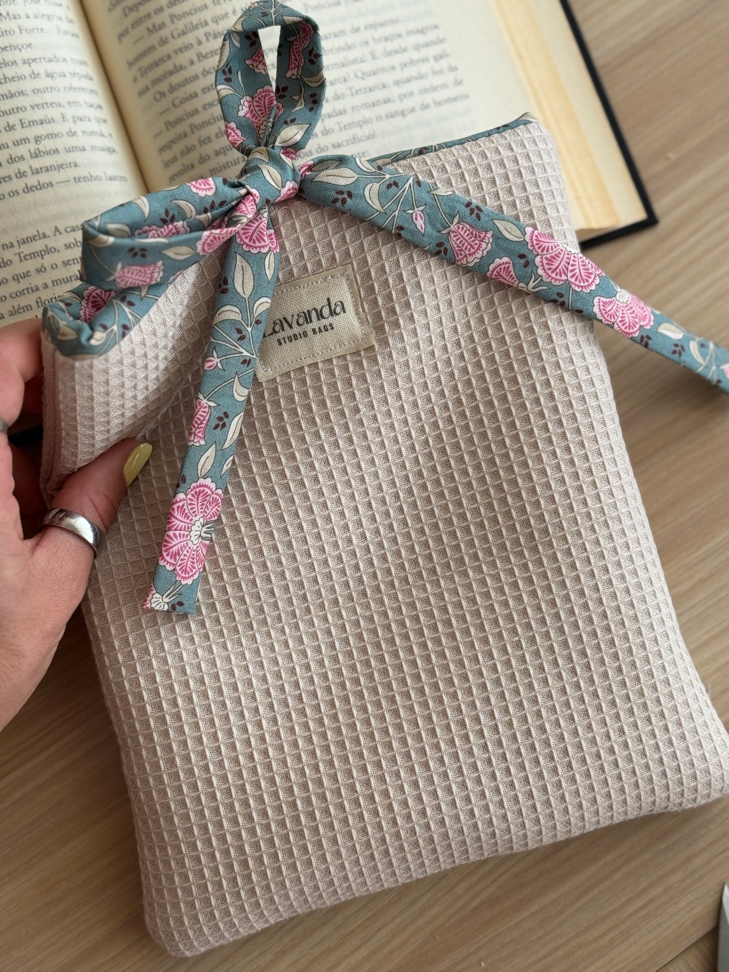 Book cover beige waffle/flowers