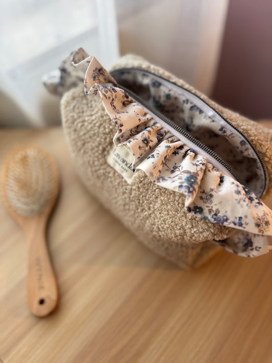 Fresia teddy cosmetic bag beige with ruffle.