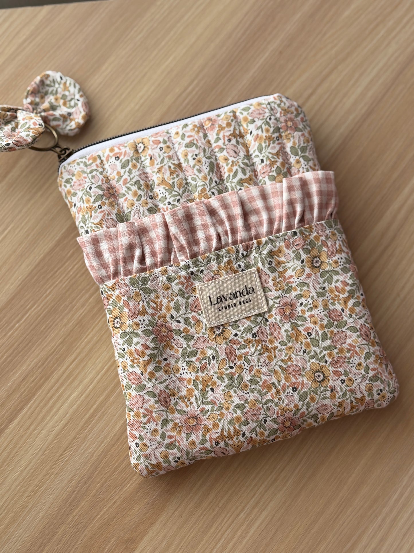 Funda Kindle con flores y Vichy