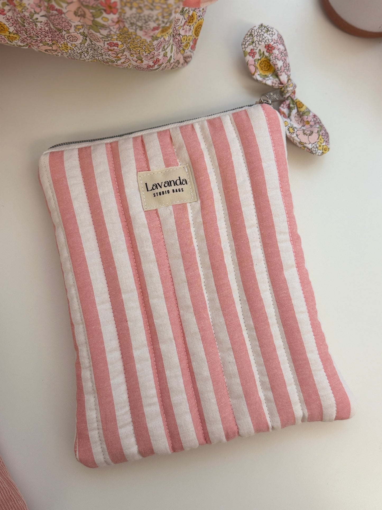 Capa para Kindle simples em tons pastel, estilo cápsula rosa.