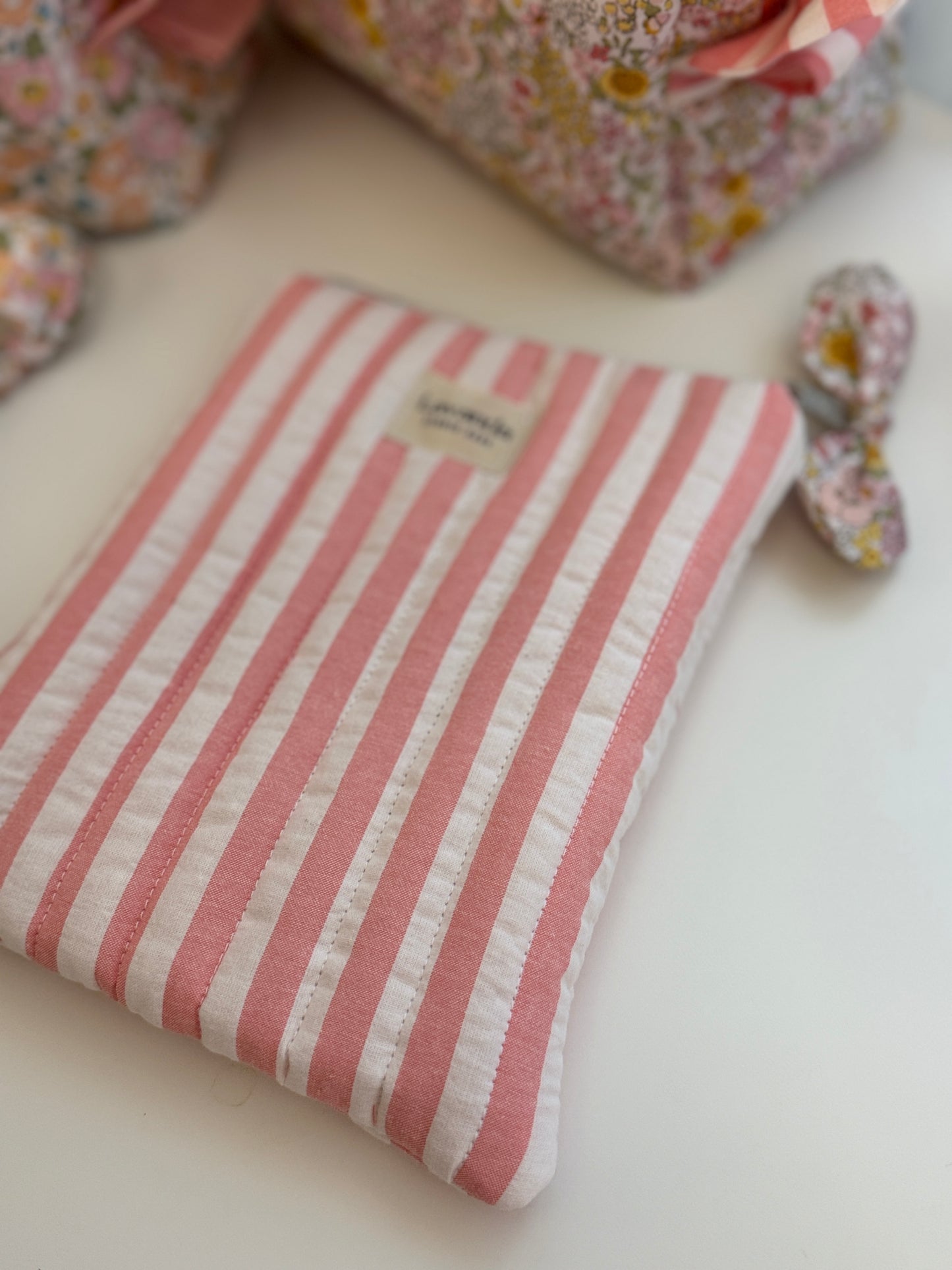 Capa para Kindle simples em tons pastel, estilo cápsula rosa.