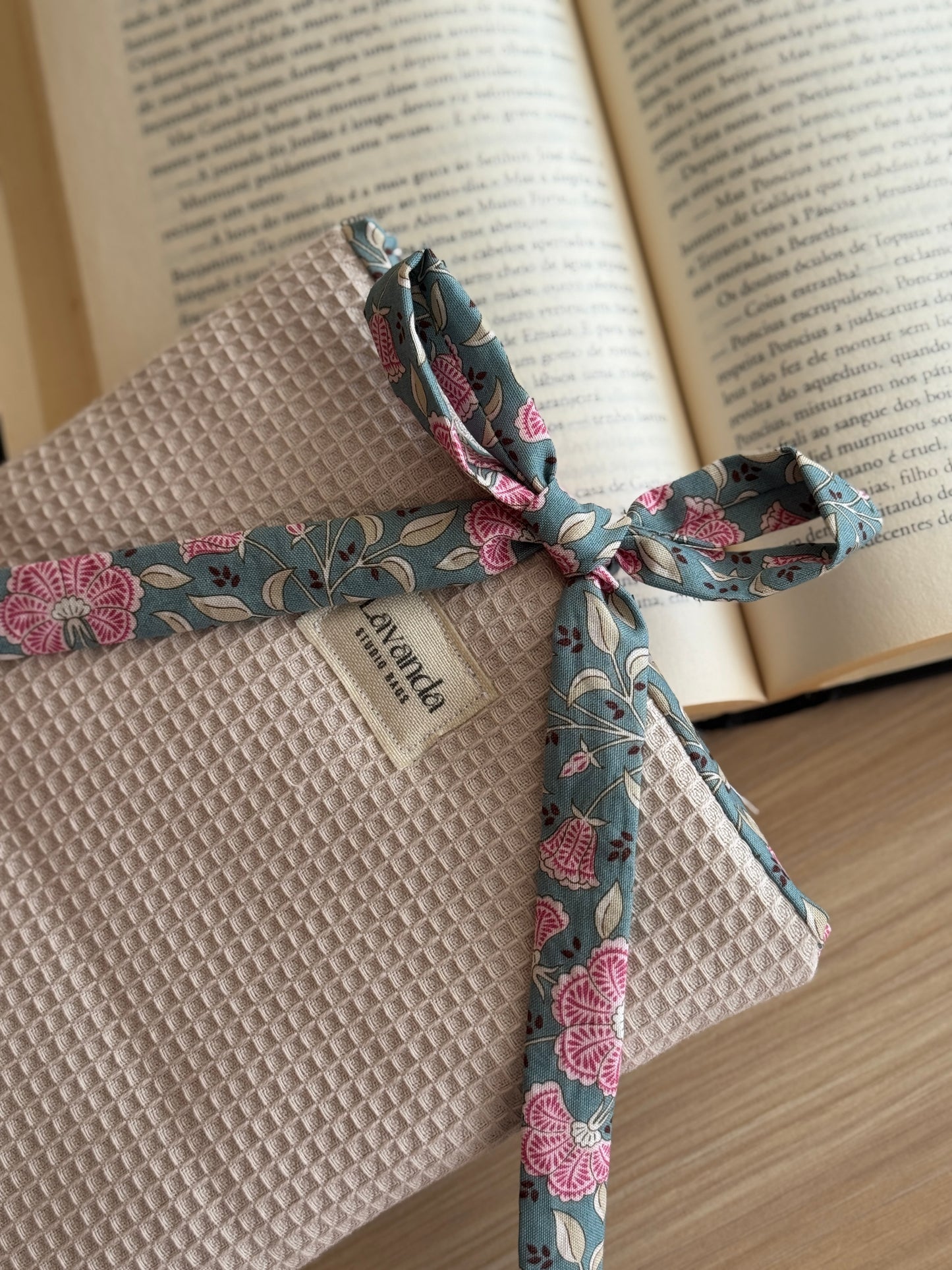 Book cover beige waffle/flowers