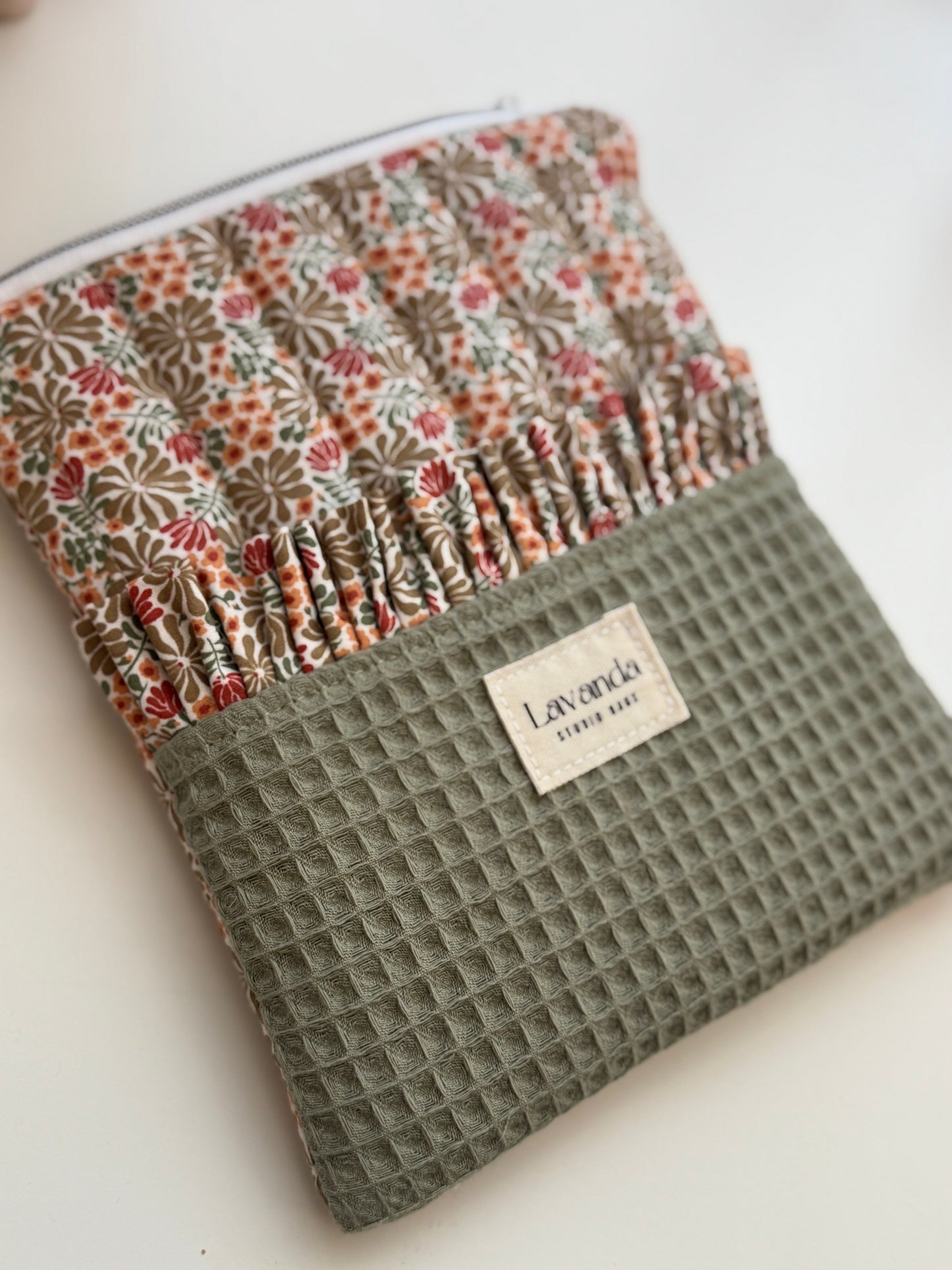 Capa para Kindle verde waffle com flor laranja