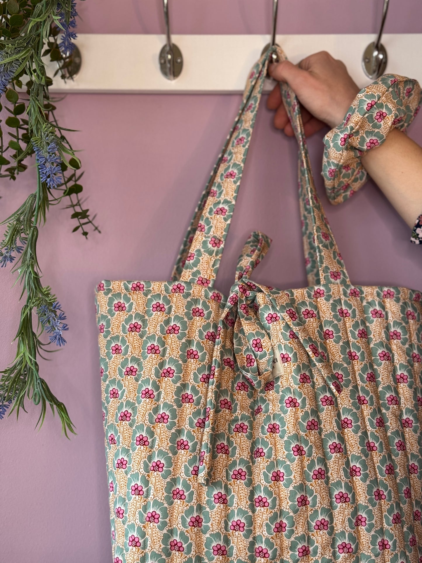 Bolso de mano Adina miel floral.