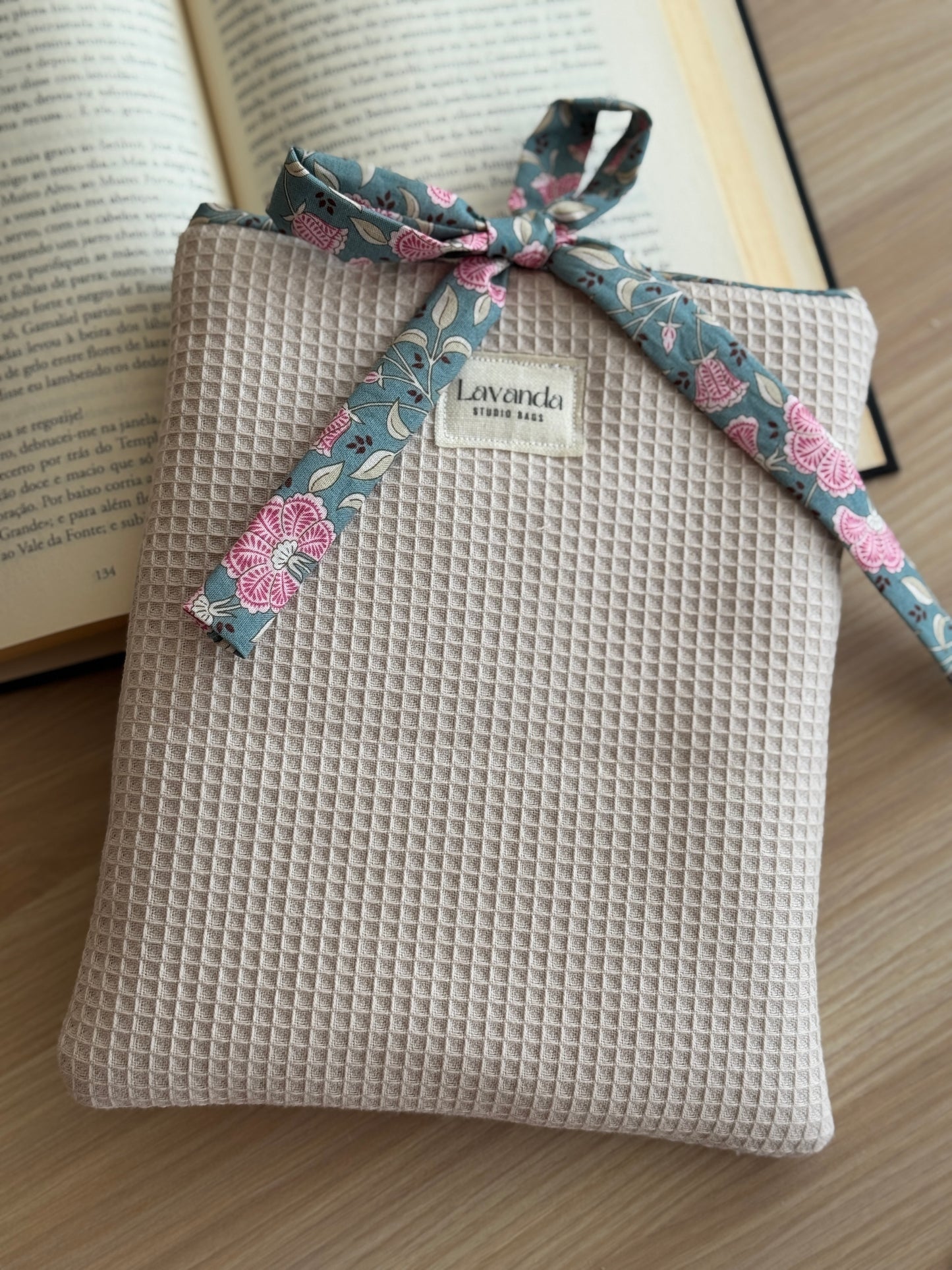 Book cover beige waffle/flowers