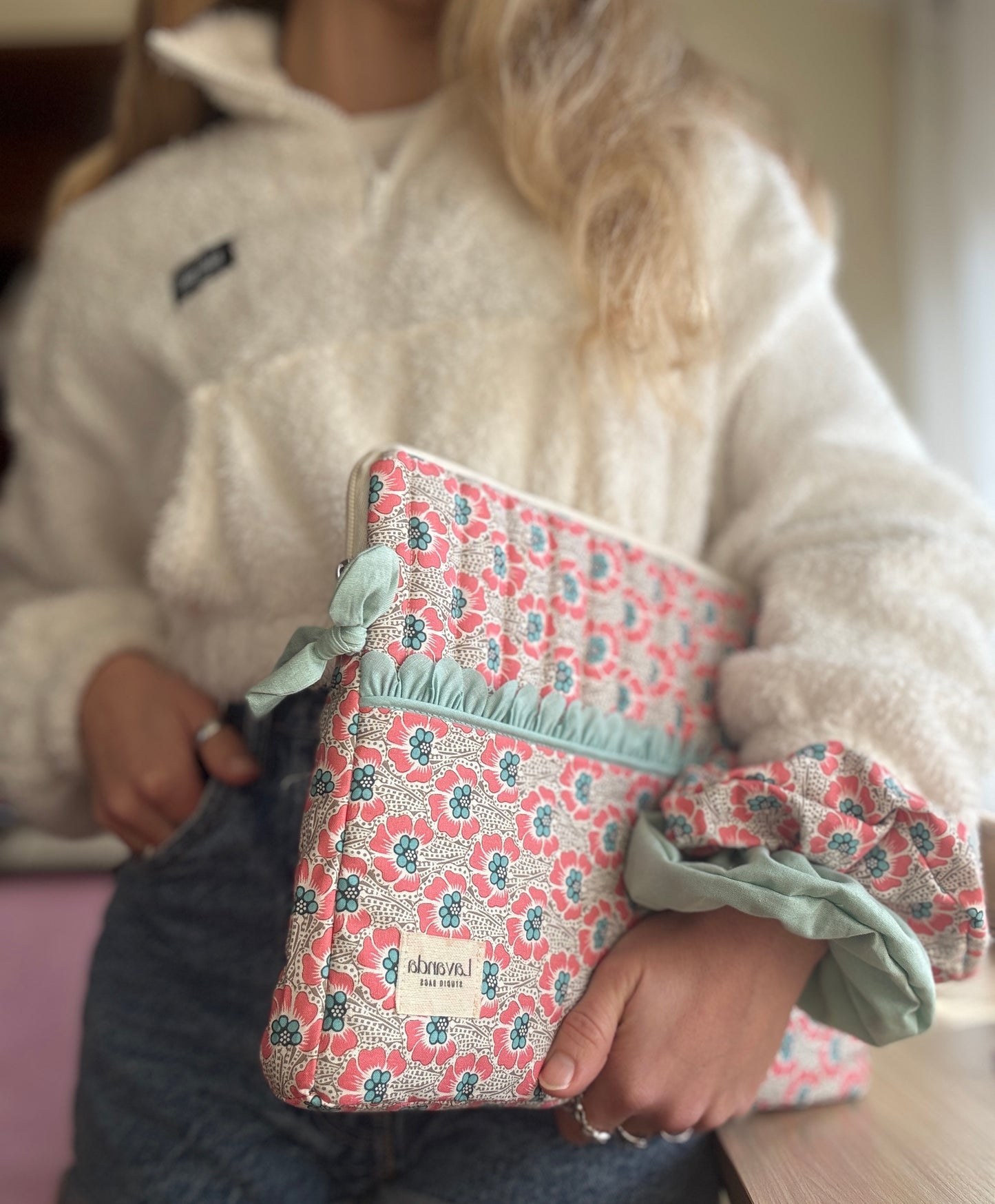 Ocean flower grey laptop case.