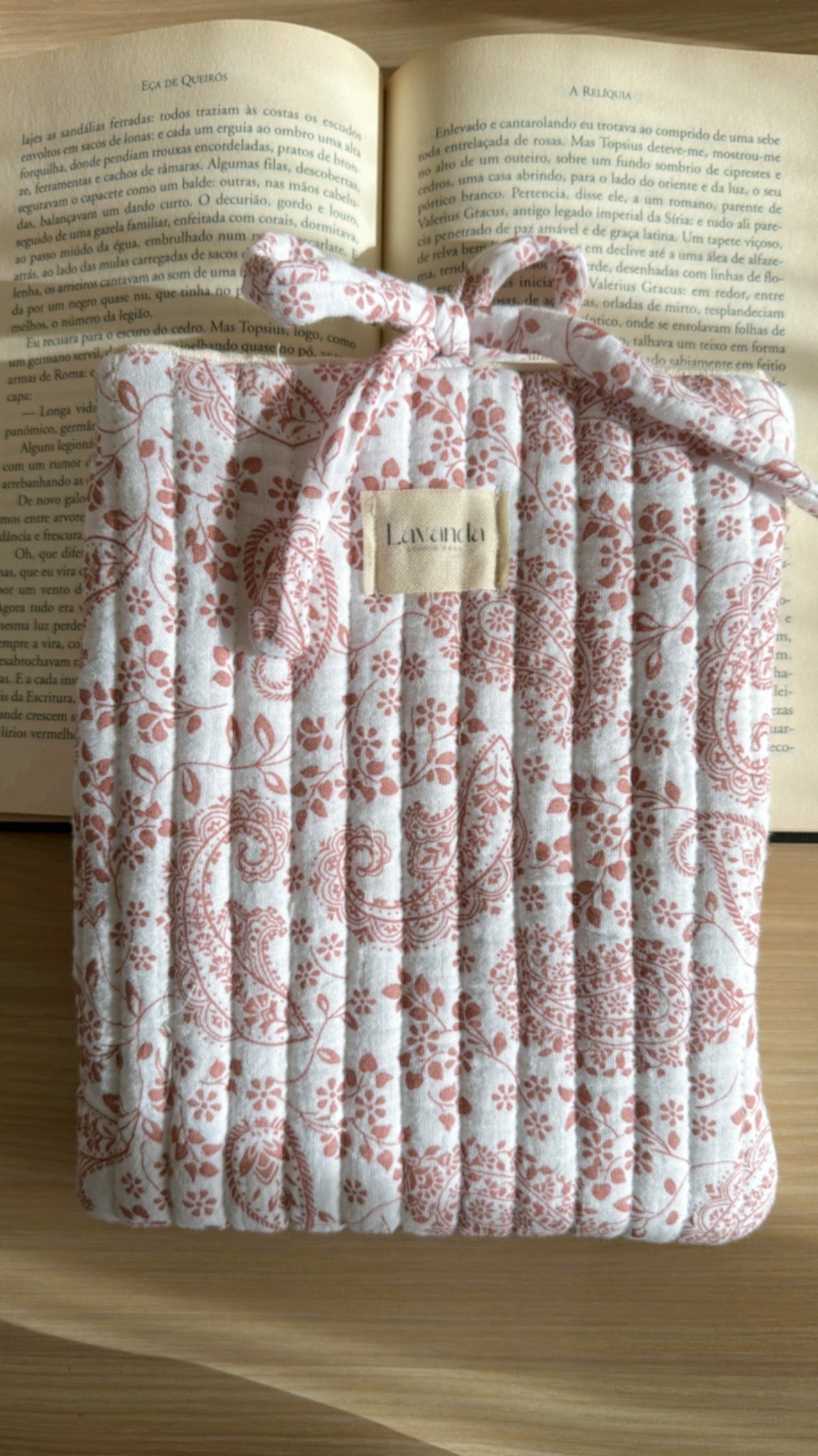 Book cover Elo floral pink.