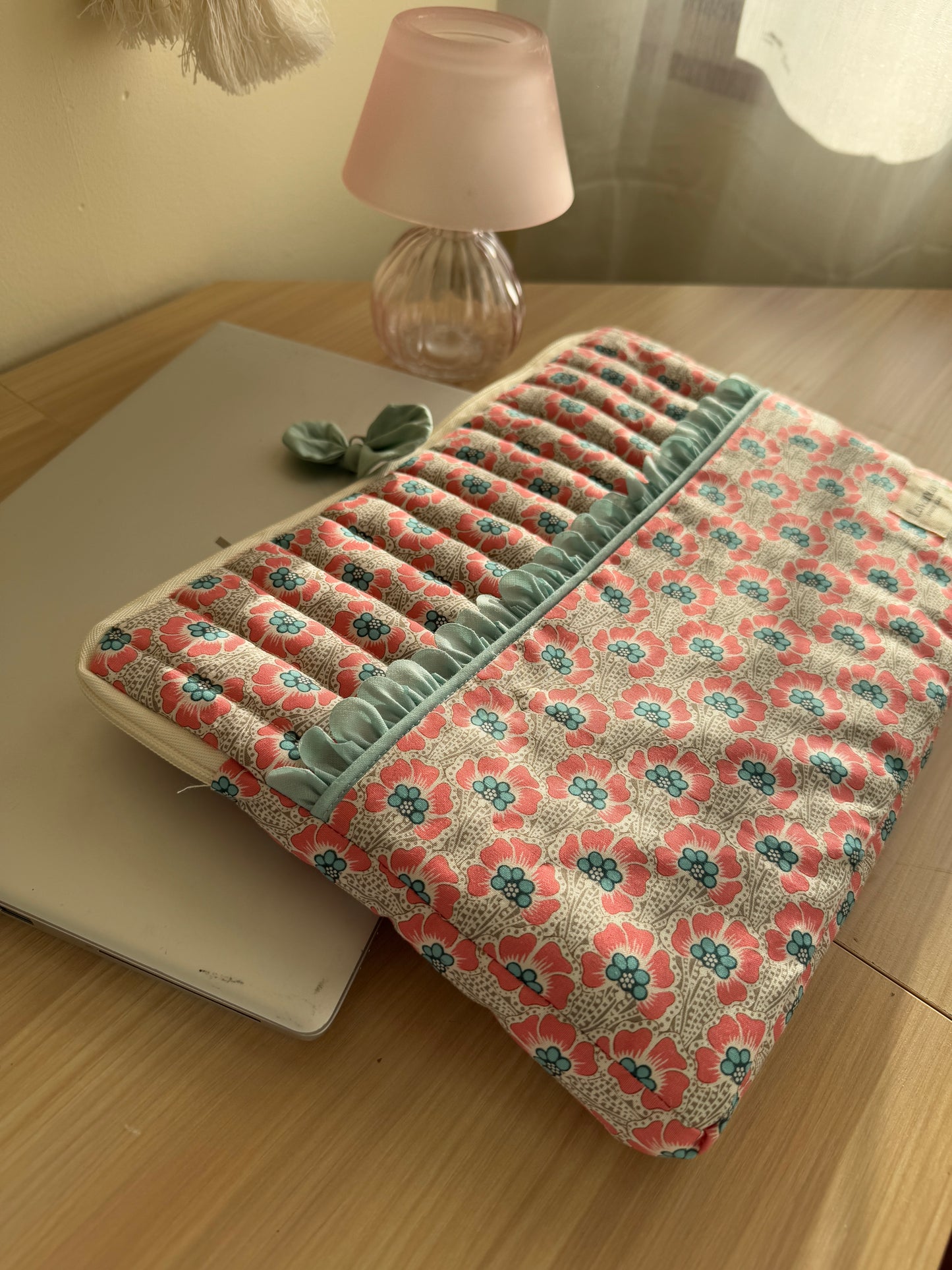 Ocean flower grey laptop case.